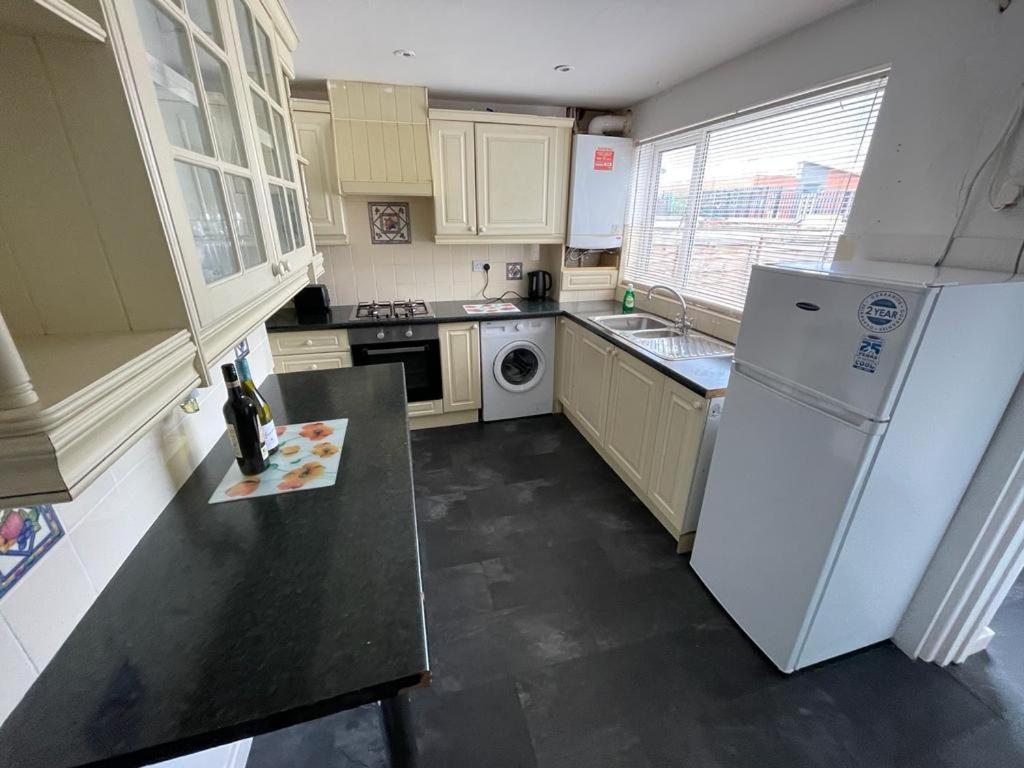 Cheerful 2 Bedroom House Hindley Ngoại thất bức ảnh
